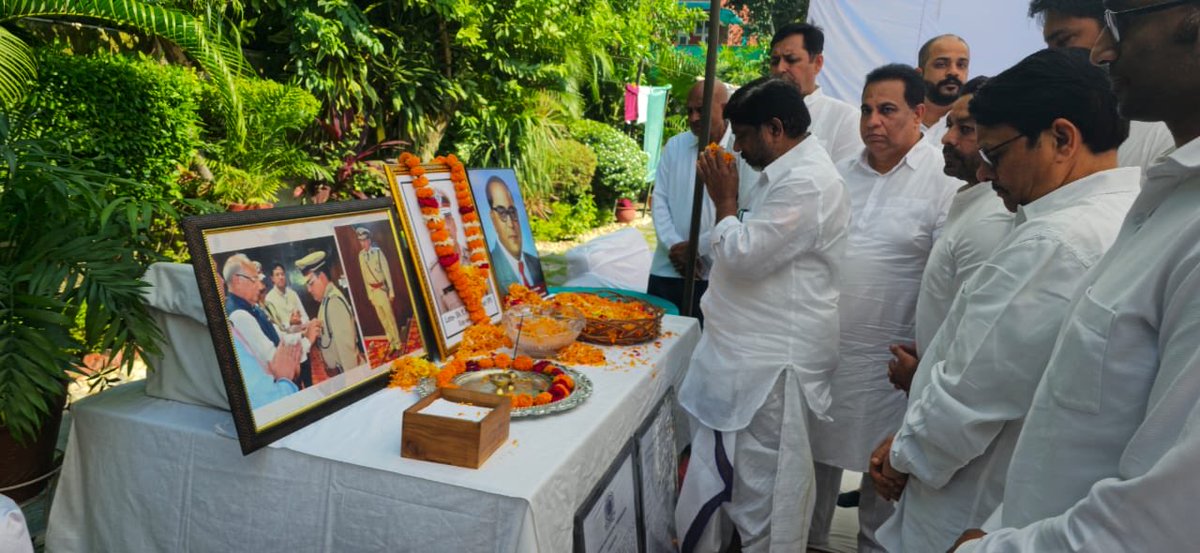Narwal_inc's tweet photo. आज तेलंगाना के उपमुख्यमंत्री श्री मल्लू भट्ट��� विक्रमहारा जी एवं कांग्रेस वर्किंग कमेटी सदस्य एवं वरिष्ठ नेता श्री K Raju जी के साथ दिवंगत आईपीएस Y पूरण कुमार जी के परिवार से मुलाकात की एवं न्याय की आवाज उठाई!
माँग साफ़ सभी दोषियों पे करिवाही हो! https://t.co/HSd8XlAcQO