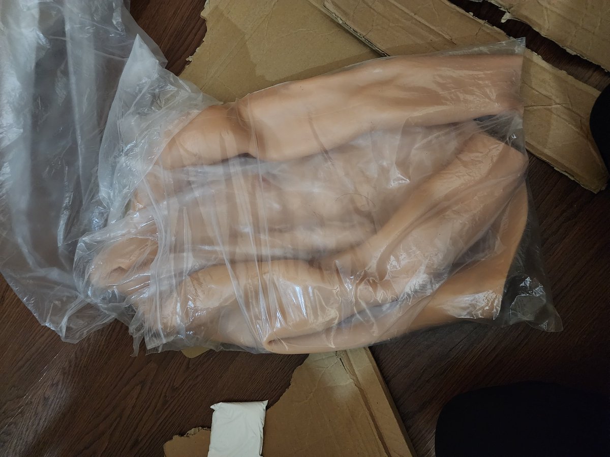 ชุดกล้ามซิลิโคน  มีใครอยากได้มั้ยครับ
สั่งมาผิดไซส์ ใส่ไม่เข้า 5555