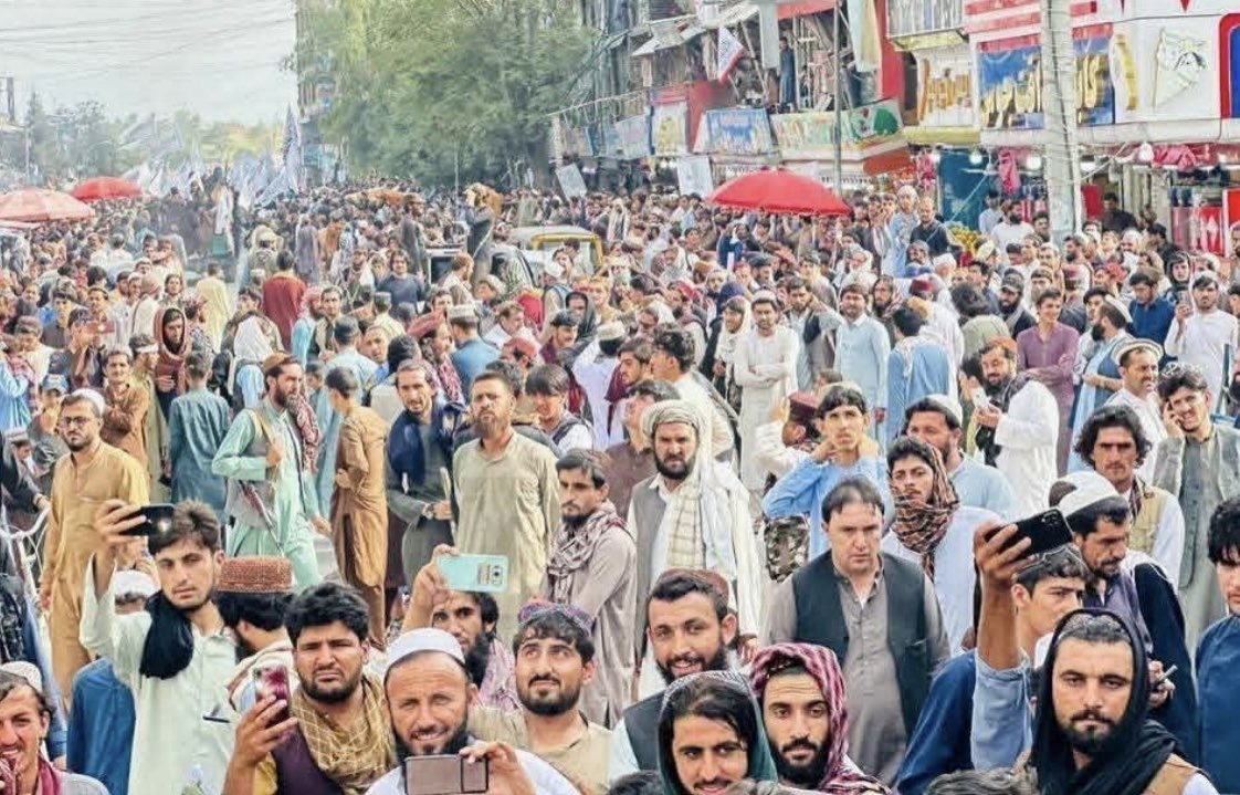 bashir_gharwall's tweet image. Afghans have taken to the streets and alleys across the country, celebrating #Afghanistan’s response attack/victory against #Pakistan along the imposed Durand Line.