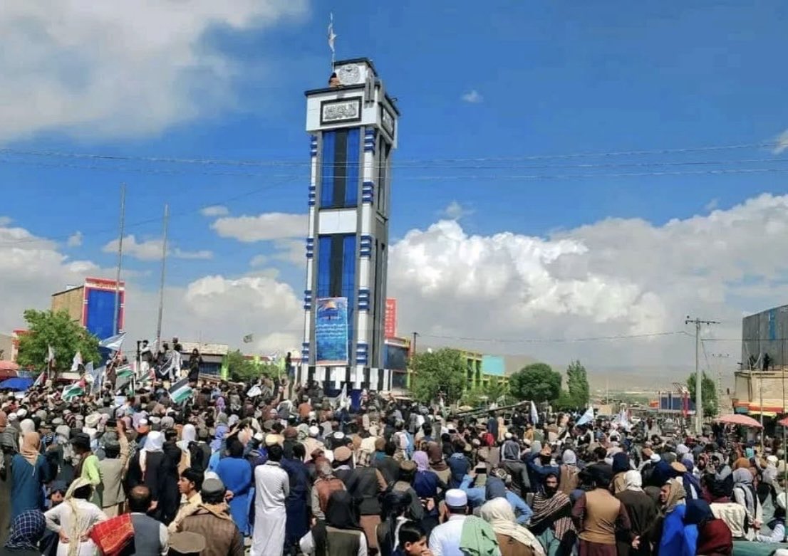 bashir_gharwall's tweet image. Afghans have taken to the streets and alleys across the country, celebrating #Afghanistan’s response attack/victory against #Pakistan along the imposed Durand Line.