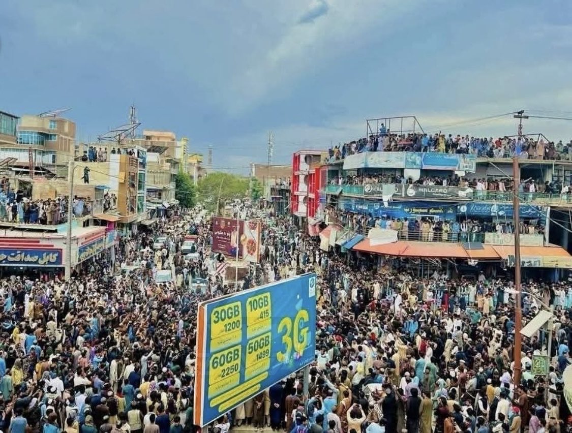 bashir_gharwall's tweet image. Afghans have taken to the streets and alleys across the country, celebrating #Afghanistan’s response attack/victory against #Pakistan along the imposed Durand Line.