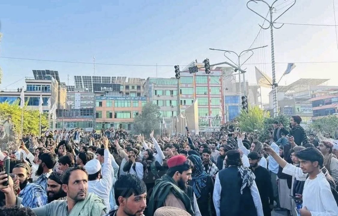 bashir_gharwall's tweet image. Afghans have taken to the streets and alleys across the country, celebrating #Afghanistan’s response attack/victory against #Pakistan along the imposed Durand Line.