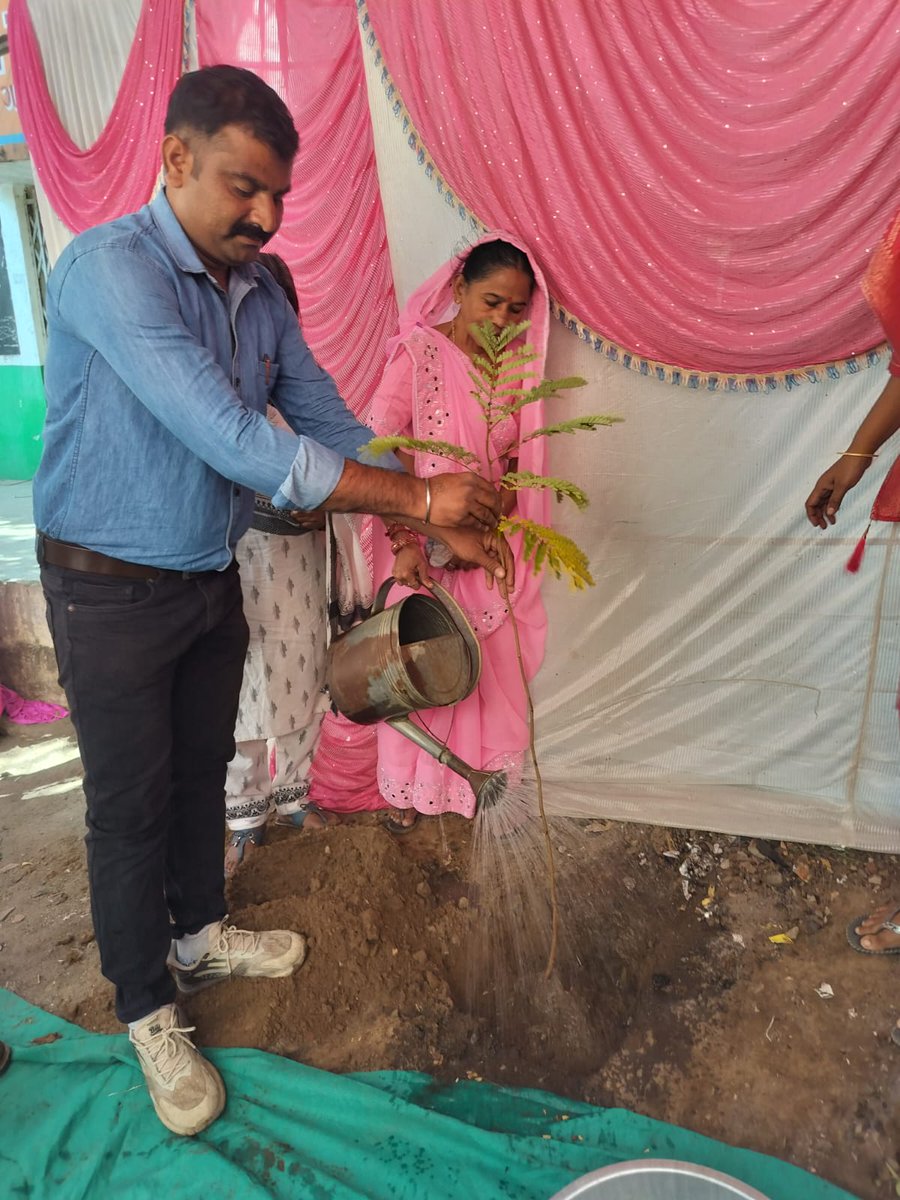 infokhedagog's tweet image. વિકાસ સપ્તાહ–૨૦૨૫ : ગળતેશ્વર – માલવણ
સૌના સહકાર અને ઉત્સાહ સાથે ગળતેશ્વર તાલુકાના માલવણ ખાતે વિકાસ સપ્તાહની ઉજવણી
ધારાસભ્યશ્રી યોગેન્દ્રસિંહ પરમાર ના અધ્યક્ષ સ્થાને યોજાયેલા આ કાર્યક્રમમાં વિવિધ યોજનાઓના લાભાર્થીઓને સહાય અને મંજુરીપત્રો આપવામાં આવ્યા
બાળ વિકાસ, આરોગ્ય, ખેતી…