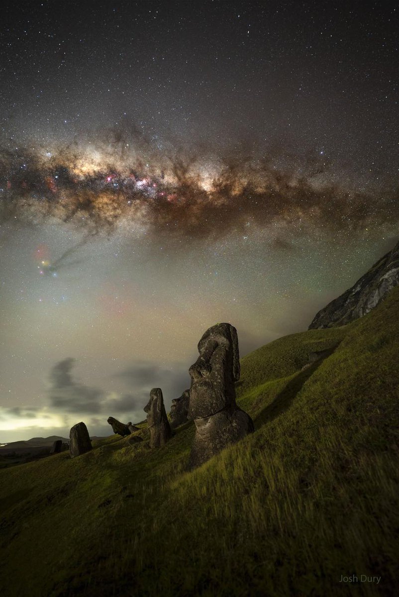 NightSkyToday's tweet image. Milky Way over Easter Island