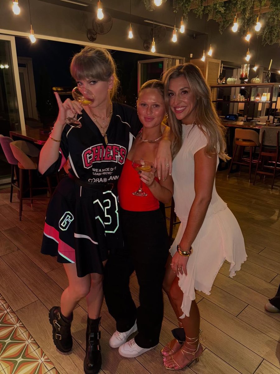 dontstartswift's tweet image. Oh she is SO cool