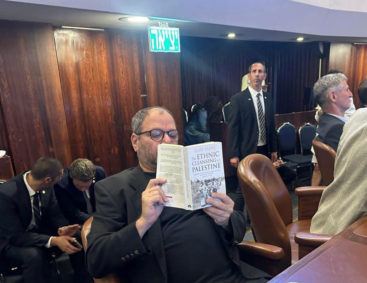 _ZachFoster's tweet image. The Israeli politician Ofer Cassif posted on his Facebook account, “during the speech of lies by the war criminal Netanyahu - I preferred to read about the truth.”
He’s reading Ilan Pappe’s The Ethnic Cleansing of Palestine.
