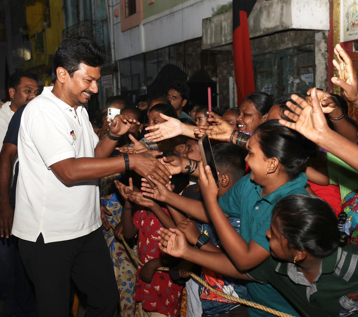 Udhay (@udhaystalin) on Twitter photo நம் #ChepaukTriplicane தொகுதியைச் சேர்ந்த 1000 பொதுமக்களுக்கு, 62-ஆவது வார்டு, சிந்தாதரிப்பேட்டை அய்யா தெருவில் பல்வேறு நலத்திட்ட உதவிகளை இன்று வழங்கினோம்.
நலத்திட்டங்களைப் பெற்ற நம் தொகுதி மக்களின் மகிழ்ச்சியும் - அன்பும் நெகிழச் செய்தது. <a href="/Dayanidhi_Maran/">Dayanidhi Maran தயாநிதி மாறன்</a> <a href="/nchitrarasu/">N CHITRARASU ( நே.சிற்றரசு )</a> நம் #ChepaukTriplicane தொகுதியைச் சேர்ந்த 1000 பொதுமக்களுக்கு, 62-ஆவது வார்டு, சிந்தாதரிப்பேட்டை அய்யா தெருவில் பல்வேறு நலத்திட்ட உதவிகளை இன்று வழங்கினோம்.
நலத்திட்டங்களைப் பெற்ற நம் தொகுதி மக்களின் மகிழ்ச்சியும் - அன்பும் நெகிழச் செய்தது. <a href="/Dayanidhi_Maran/">Dayanidhi Maran தயாநிதி மாறன்</a> <a href="/nchitrarasu/">N CHITRARASU ( நே.சிற்றரசு )</a>
