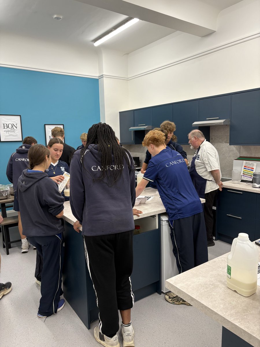 CanfordSport's tweet image. Whole Day Enterprises @CanfordSchool today means a great opportunity to work with some of our Sports Scholars and High Performers. Nutrition on the agenda this afternoon in the new cooking classroom in the 6th Form Hub #smoothies #overnightoats