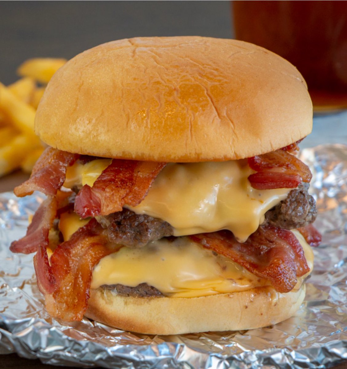 FoodPleaser's tweet photo. What’s missing from this bacon cheeseburger? https://t.co/vuQ8FMGy7A