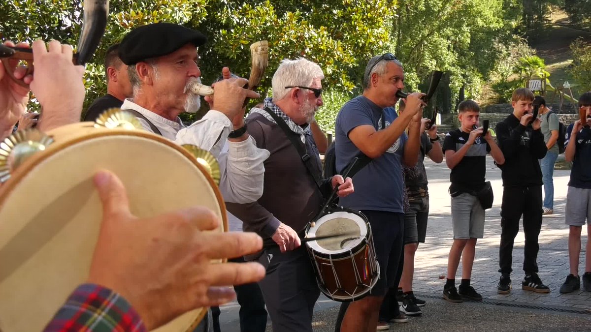 Albokaren edertasuna erakutsi zuten herrian zehar albokariek Baserritarren Eguneko topaketan.

👉labur.eus/fzunsoco

#idiazabal #kultura #alboka