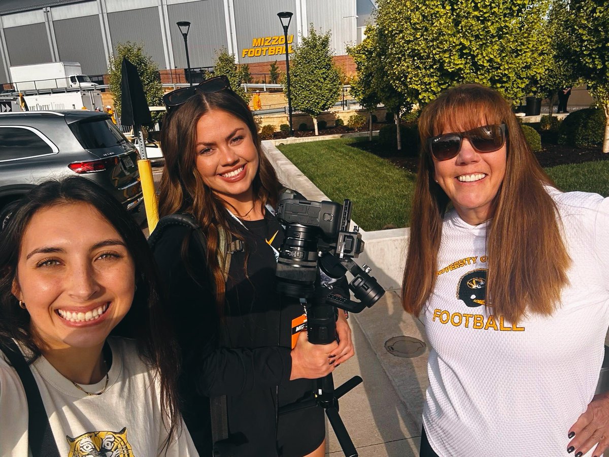 ReganJones19's tweet photo. Going to continue to DREAM BIG!🐯💛🖤 Thankful for this exciting opportunity and wonderful experience. Stay tuned…🎥

 #mizzoufootball #footballcontentcreator #sportsvideographer #womeninfilm https://t.co/N8BxgiBm8X