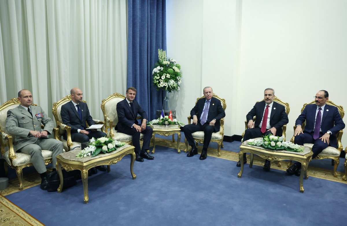 President Recep Tayyip Erdoğan, who is in Egypt for the “Sharm El Sheikh Peace Summit,” met with President Emmanuel Macron of France.

The meeting addressed Türkiye-France bilateral relations as well as the situation in Gaza.

During the meeting, President Erdoğan expressed their