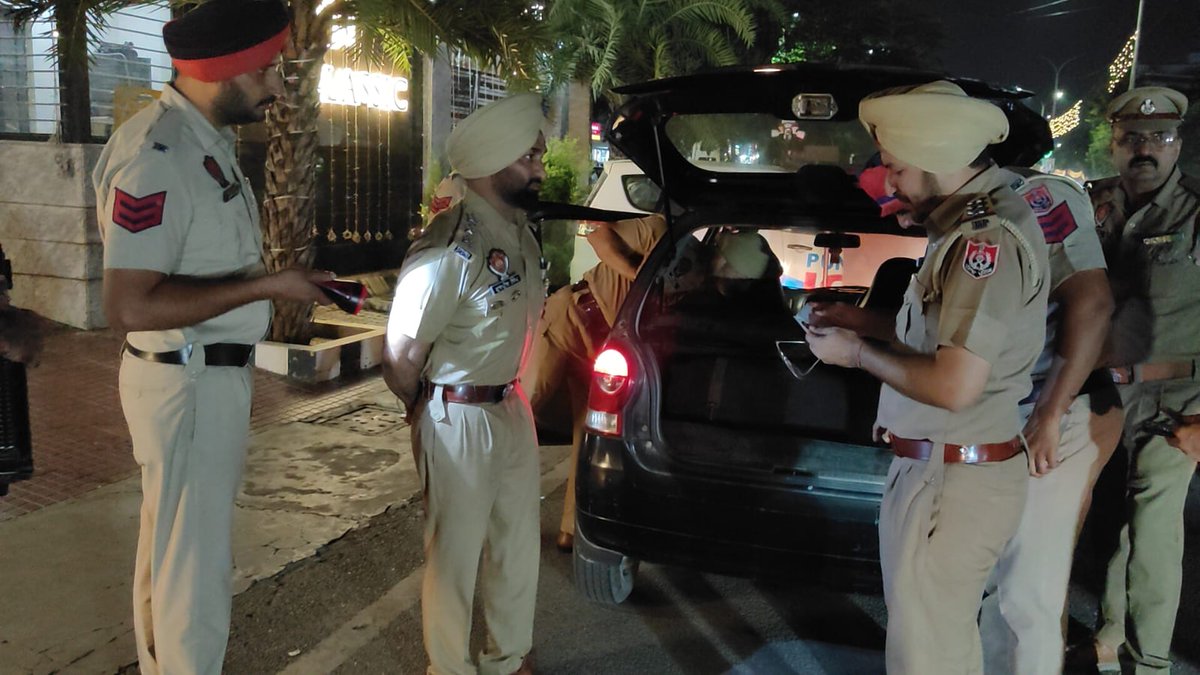 BathindaPolice's tweet image. 🚨 Festival Safety Alert! 🚨
Bathinda Police, under the supervision of gazetted officers, are conducting special evening checkpoints to thoroughly check suspicious individuals and vehicles.
Citizens are urged to immediately report any suspicious activity.
 #FestivalSafety