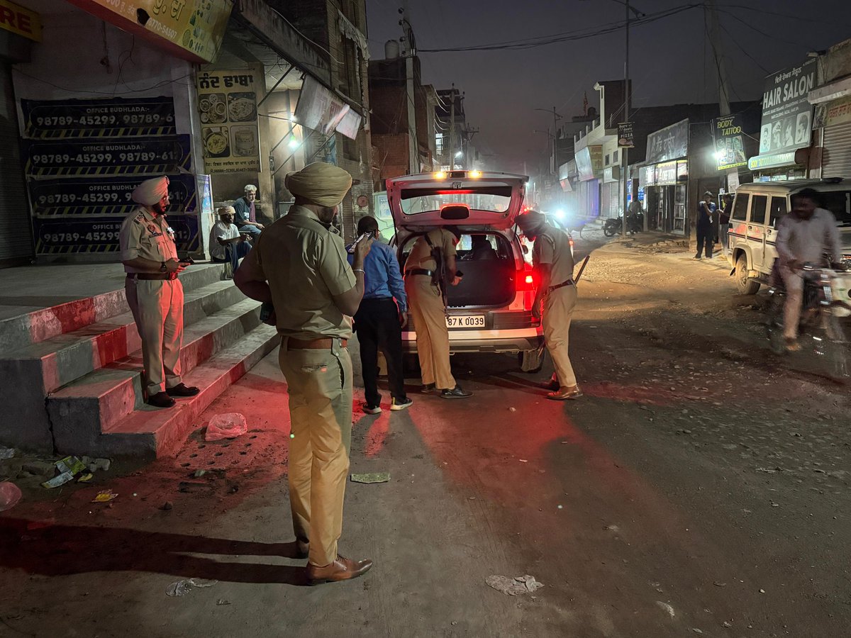 BathindaPolice's tweet image. 🚨 Festival Safety Alert! 🚨
Bathinda Police, under the supervision of gazetted officers, are conducting special evening checkpoints to thoroughly check suspicious individuals and vehicles.
Citizens are urged to immediately report any suspicious activity.
 #FestivalSafety