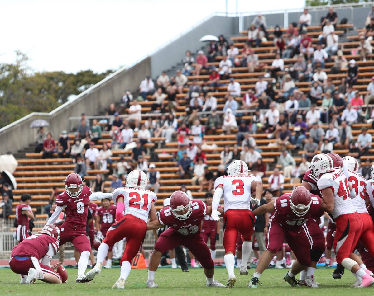 footballstore55's tweet photo. 立命館大学のキッカー横井晃生（4年､桐蔭学園）が10月13日の神戸大学戦で55ydのフィールドゴールを決めました。自己最長で日本記録まで3ydの堂々たるキックでした。ハワイ大学で大活躍中のキッカー松澤選手が「TOKYO TOE」と呼ばれているので、パンサーズの練習拠点が滋賀県草津市にあることにちなんで「横井君はKUSATSU TOEかな」と言うと、「そうっすね」と笑顔で返してくれました。ナイスキック。#アメフト