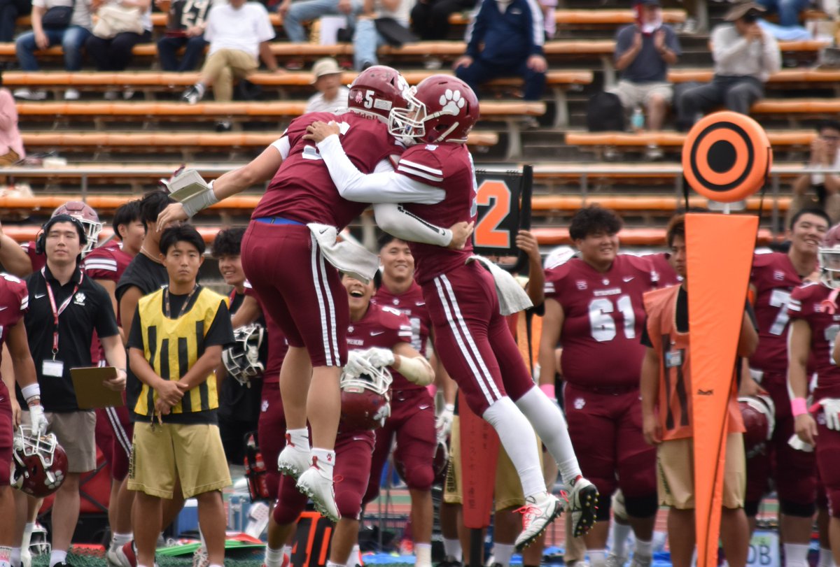 footballstore55's tweet photo. 立命館大学のキッカー横井晃生（4年､桐蔭学園）が10月13日の神戸大学戦で55ydのフィールドゴールを決めました。自己最長で日本記録まで3ydの堂々たるキックでした。ハワイ大学で大活躍中のキッカー松澤選手が「TOKYO TOE」と呼ばれているので、パンサーズの練習拠点が滋賀県草津市にあることにちなんで「横井君はKUSATSU TOEかな」と言うと、「そうっすね」と笑顔で返してくれました。ナイスキック。#アメフト