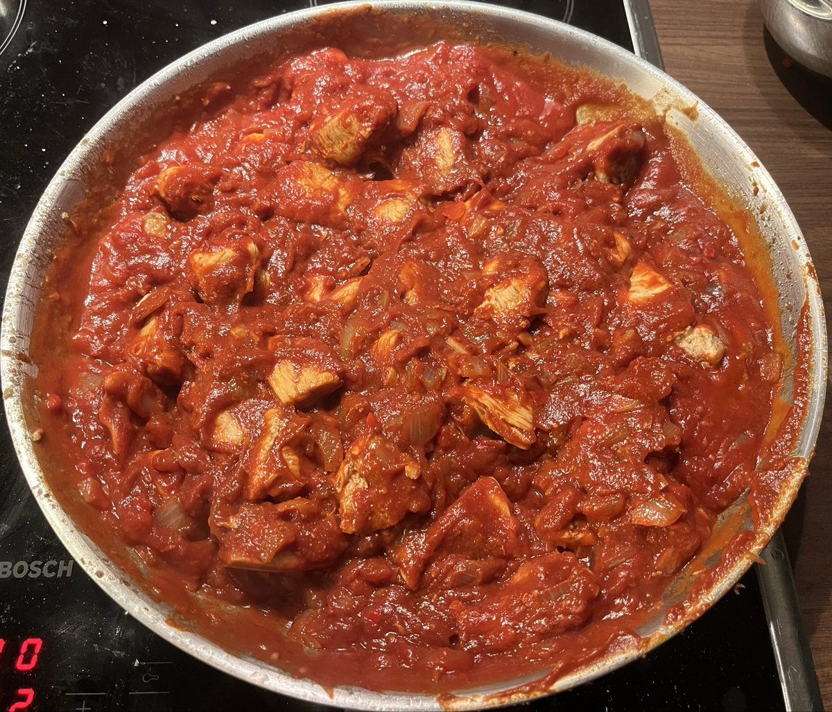 OllikainenOtso's tweet image. #otsoskitchen tonight: butter chicken with basmati rice and garlic naan bread.