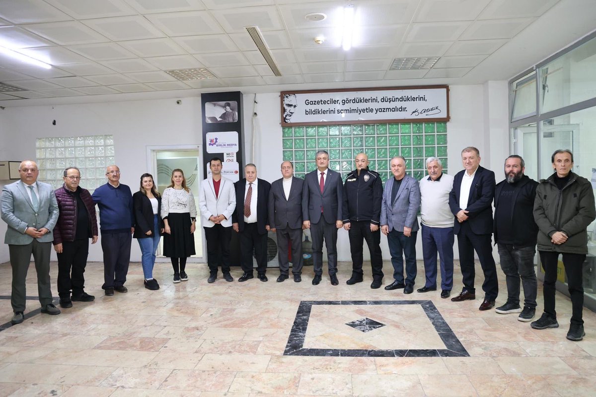 Valimiz Sayın Mustafa Yavuz (<a href="/valiyavuz/">Mustafa Yavuz</a>), 70. Kuruluş Yıl Dönümü Nedeniyle Karabük Postası Gazetesi’ni Ziyaret Etti.

Valimiz Sayın Mustafa Yavuz (<a href="/valiyavuz/">Mustafa Yavuz</a>), Karabük Postası Gazetesi önünde Karabük Birlik Medya imtiyaz sahipleri İsmail Akça, İhsan Ersözlü ve Okan Küçük