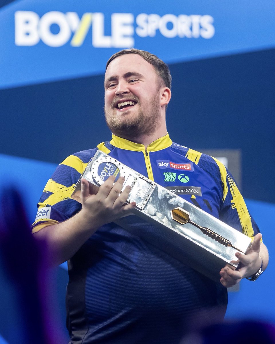 Luke Littler 🏴󠁧󠁢󠁥󠁮󠁧󠁿 est devenu le deuxième joueur à avoir remporté sur une année :

Championnats du Monde 🏆 🌍 
World Matchplay 🎯 🏆 
World Grand Prix 🏎️🥇 
UK Open 🇬🇧 

Depuis un certain Phil Taylor 🏴󠁧󠁢󠁥󠁮󠁧󠁿 🐐 👀 

#WPGDarts #lequipeFLECHETTES