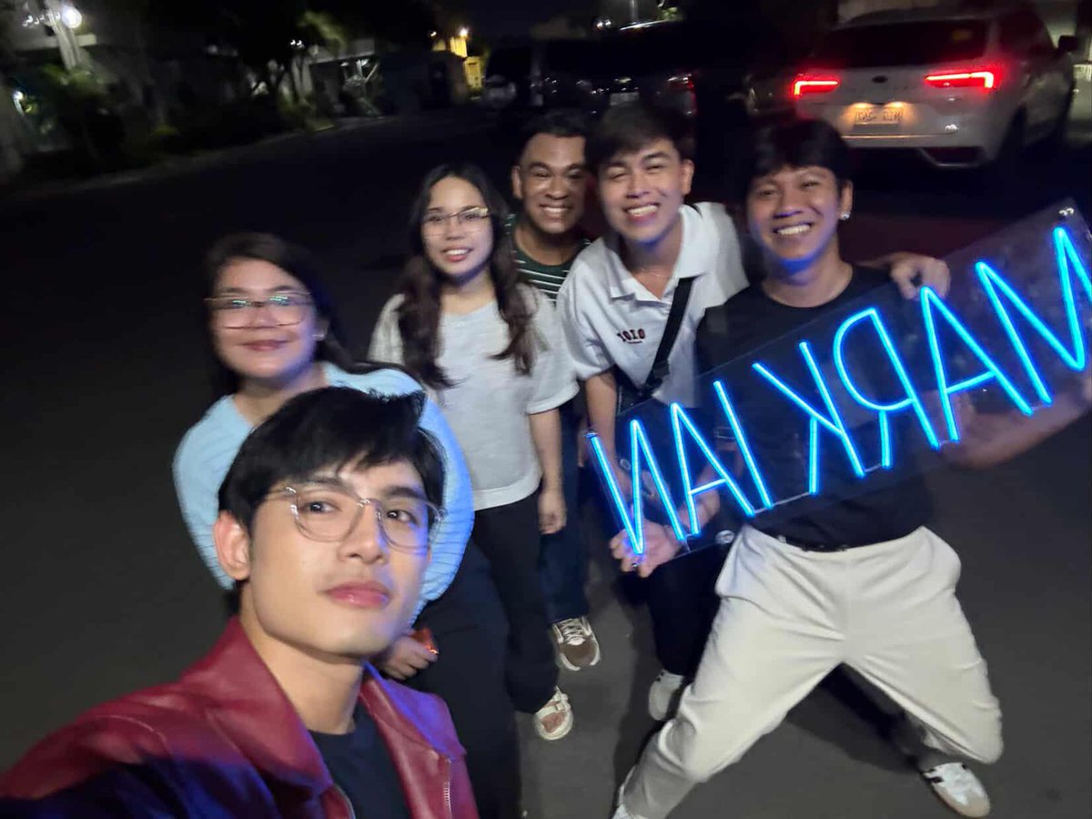 kdrama_vibes's tweet photo. @_marknyrofc members with Mark Ian after @vibephtv  💜🫶

#GenV #MarkIanGarcia #MarkIan https://t.co/Gbhyofy3qC