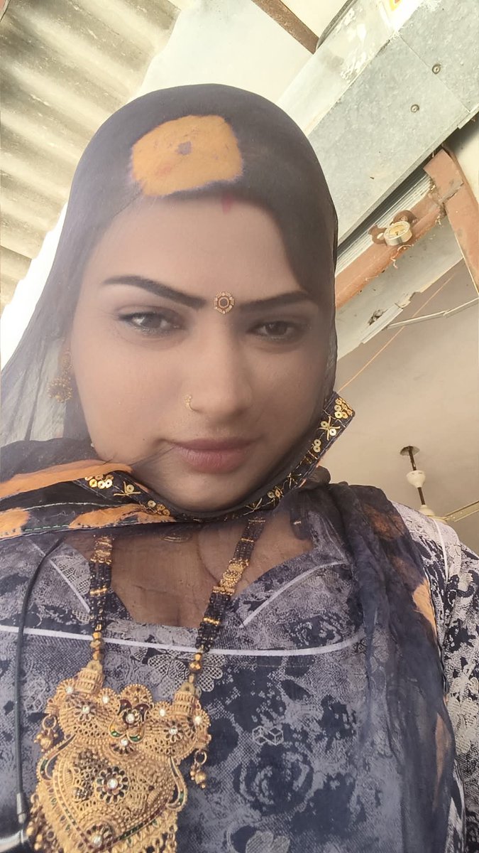 घूंघट को रखना कोई प्रथा नहीं है बल्की यह एक मर्यादा है 
कोई नहीं कहता की तुम अपने पीहर में घूंघट निकालो बस अपने ससुराल में ही निकाल लो तो ही अच्छा है😎😘🔥💫
#रॉयल_जाटणी ⚠️