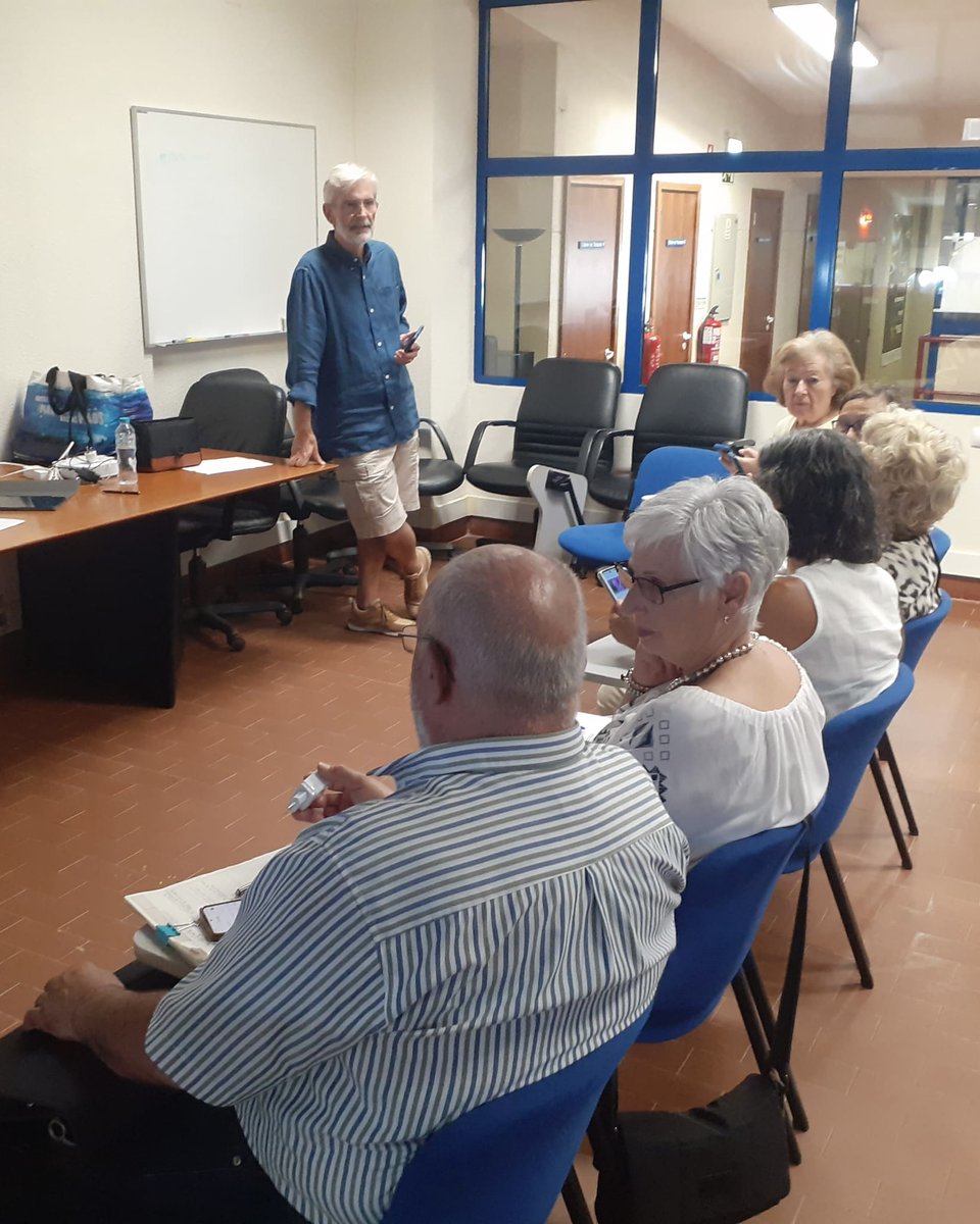 ratoadcc's tweet image. 📸
🇵🇹 A Biblioteca da @CMSeixal voltou a realizar mais uma oficina do "Aprender numa Tarde" em #parceria com a #RatoADCC - desta vez, abordamos a utilização de dispositivos móveis digitais.
#SempreAAprender
. . .
🇬🇧 Informatics #workshop for the seniors community