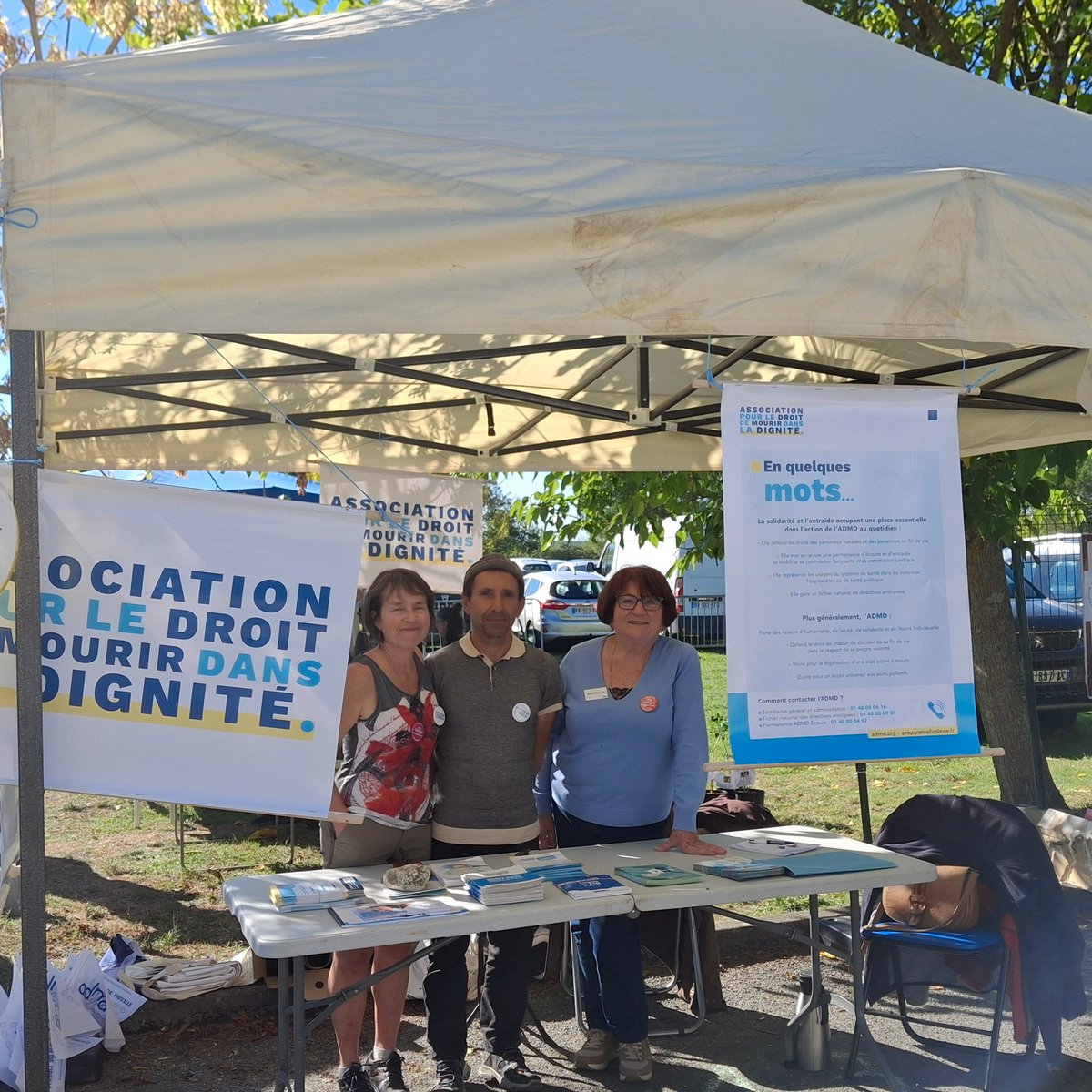 Stand de l'Association pour le Droit de Mourir dans la Dignité à L'ECO-VILLAGE d'Horizon Vert à #Pujols.
Excellent accueil des visiteurs, la loi #FindeVie est très attendue, l'enlisement #parlementaire révolte de nombreux Français !
J’adhère à l'ADMD : admd.org