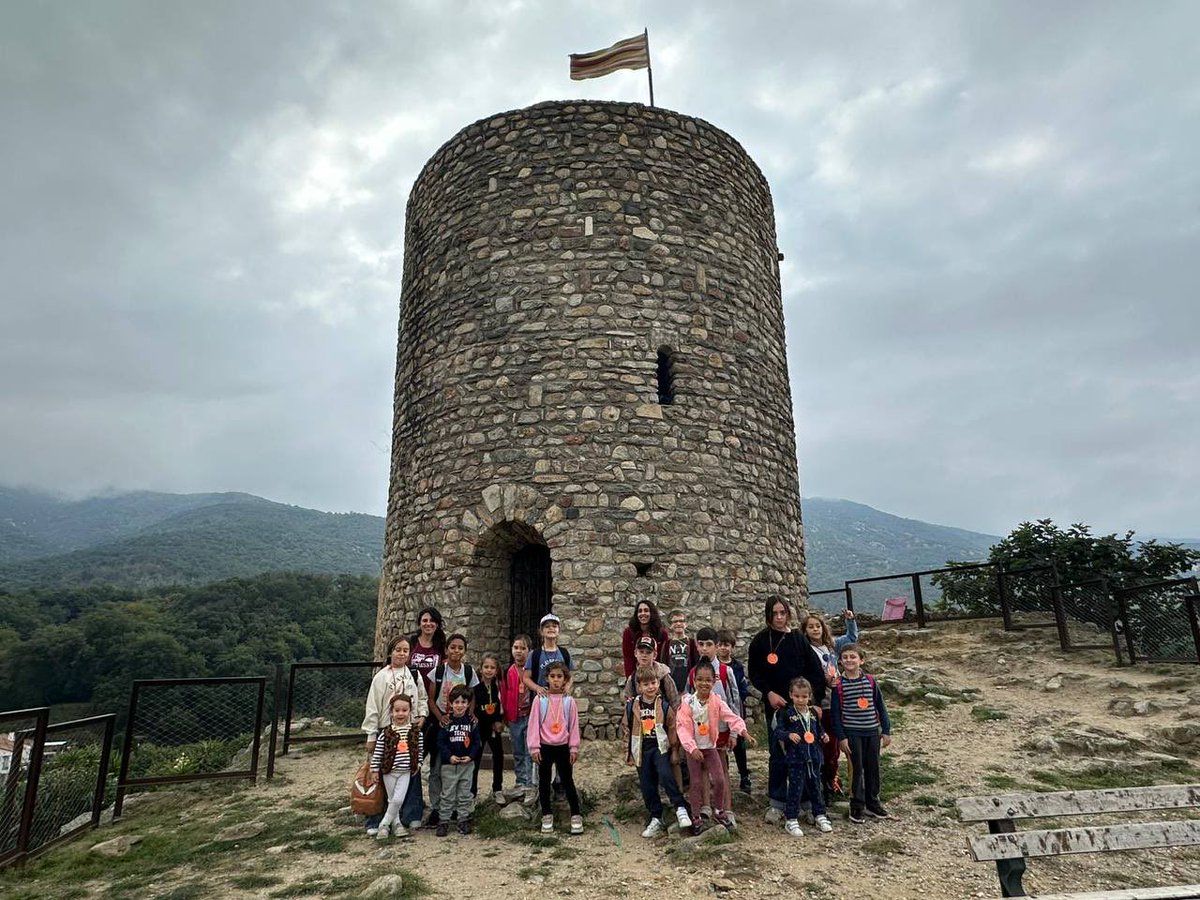 LaBressola's tweet image. 😃 Aquests darrers dies, la mainada de La Bressola ha visitat diferents indrets de la Catalunya del Nord. Divendres, els infants de Sant Galdric van anar a Cotlliure i els del Soler a Polilles. Avui, els del Vernet han conegut la Roca d'Albera. 

Sem Bressola, sem Catalunya Nord!