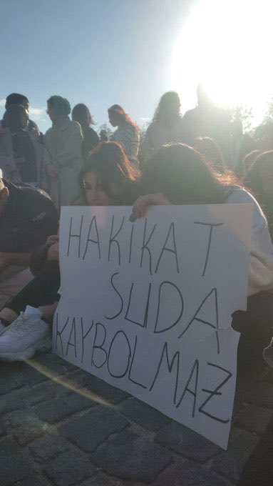 Rojin Kabaiş’e “intihar etti” diyerek gerçeğin üstünü gömdüler.Oysa o öldürüldü.Bir baba, kızının adaleti için tek başına dimdik duruyor. Biz onun yanındayız. Kadınların susturulmadı.
#RojineSesOluyorum 
#rojinicinadalet