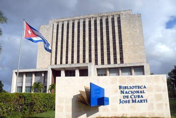 📚 El #18DeOctubre de 1901 se fundó la <a href="/BiblioNacCuba/">Biblioteca Nacional de Cuba José Martí</a>, institución clave en la preservación de la memoria histórica y el patrimonio bibliográfico de #Cuba. Desde sus amplias salas, impulsa la lectura, la investigación y la cultura nacional. #TenemosMemoria <a href="/CubaEsCultura/">MinCult - Cuba</a> <a href="/CubaMES/">MES</a>