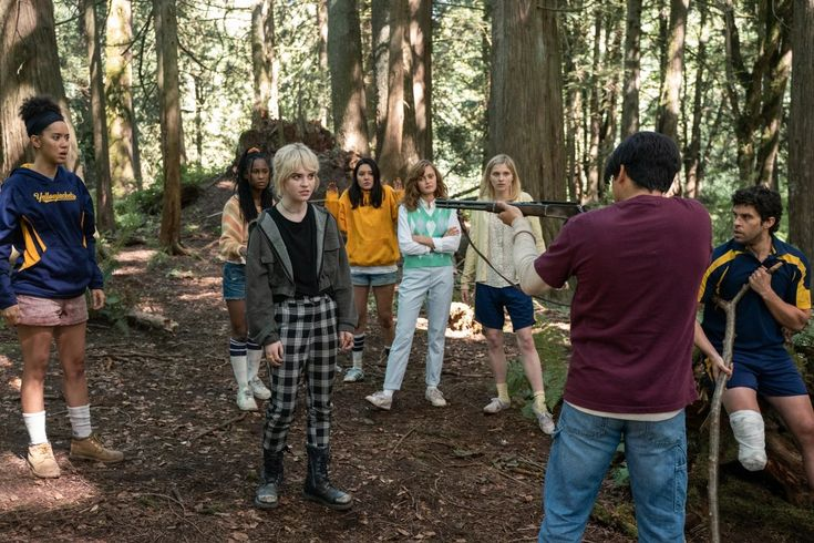 this screencap will always make me laugh like why is mari acting like she's the one being threatened, why does taissa look like shes having her first thought and why does like nobody else gaf