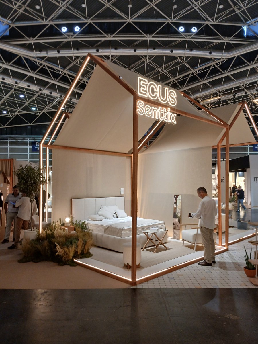 CDICV's tweet image. NUEVO PROYECTO DE SALVADOR SORIANO ESTUDIO

Salvador Soriano (C. 0225) presenta su proyecto de stand para ECUS Senttix en Feria Hábitat Valencia 2025: un diseño que rinde homenaje al espíritu mediterráneo.

+info: cdicv.com/nuevo-proyecto…

#CDICV #proyectos #design #interiordesign