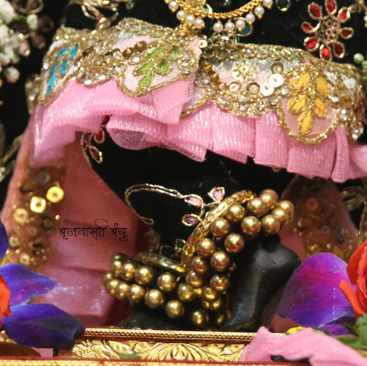 Sriradharaman's tweet image. 🌹 श्री राधारमण लाल  🌹
   🌿 श्री गोपाल भटट् जी सेवायत 🌿
 📷दिव्य *संध्या * आरती दर्शन📷
  🙏🏼 श्री राधारमणाय समर्पणम्🙏🏼