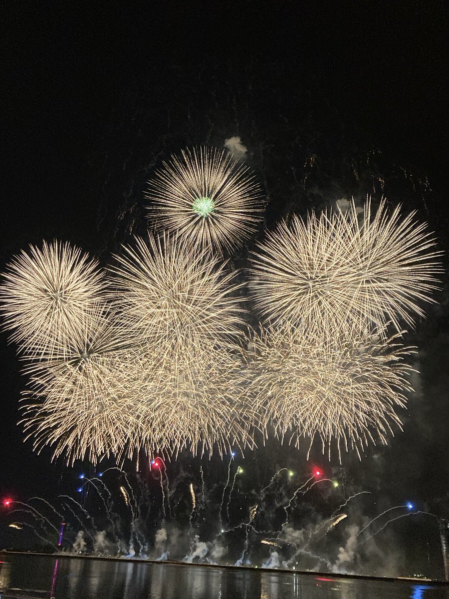 koidemitta's tweet photo. 万博閉幕。
ドローンショー。
最後にミャクミャクが現れて感動したなあ。
花火も見れたし楽しかった。 https://t.co/DKsBzzFA5O