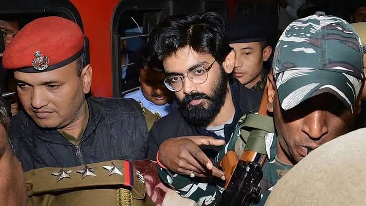 Rohitjain2799's tweet image. 2020 के दिल्ली दंगों के मामले में UPA के तहत जेल में बंद शरजील इमाम ने 18वीं बिहार विधानसभा चुनाव में बहादुरगंज से निर्दलीय उम्मीदवार के रूप में लड़ने के लिए अंतरिम ज़मानत की मांग करते हुए दिल्ली की अदालत का रुख किया है।