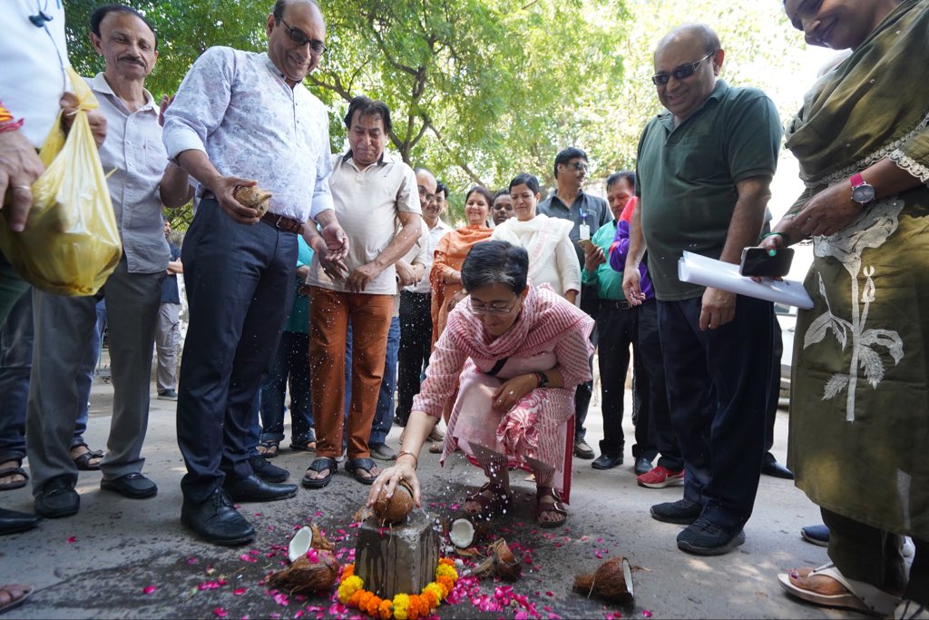 कालकाजी विधानसभा के सुखदेव विहार पॉकेट-A में आपकी विधायक <a href="/AtishiAAP/">Atishi</a> जी ने सड़क निर्माण का काम शुरू करवा दिया है।

चुनाव से पहले यहाँ के स्थानीय लोगों ने सड़क बनवाने की माँग की थी, अब वो वादा पूरा हो रहा है। जल्द ही ये सड़क भी बनकर तैयार होगी।