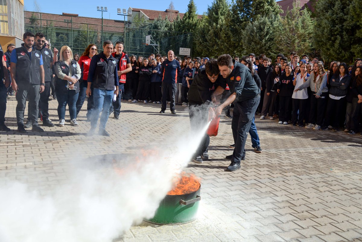 diyarbakirbld's tweet photo. 🧑‍🚒 Afet Risklerinin Azaltılması Günü’nde Öğrencilere Uygulamalı Eğitim 🧯

📌 Büyükşehir Belediyemiz, 13 Ekim Dünya Afet Risklerinin Azaltılması Günü kapsamında MEB AKUB iş birliğinde öğrencilere yönelik teorik ve uygulamalı eğitim programı düzenledi. Sezai Karakoç Anadolu Lisesinde gerçekleştirilen etkinliklerde, öğrencilere deprem anında doğru davranış biçimleri, acil tahliye uygulamaları ve yangına ilk müdahale konularında eğitim verildi. İtfaiye Daire Başkanlığı ve AFAD ekiplerinin katılımıyla deprem tatbikatı ve yangın söndürme uygulaması yapıldı. Ayrıca, Afet İşleri Dairesi Başkanlığımız, Dağkapı Meydanı ve Gaziler Caddesi’nde stant açarak yurttaşlara afet bilinci broşürleri dağıttı.

🧑‍🚒 Perwerdehiya Pratîkî ji Xwendekaran re di Roja Kêmkirina Rîskên Afatê de 🧯

📌 Şaredariya me ya Bajarê Mezin, di çarçoveya Roja Cîhanî ya Kêmkirina Rîskên Afatê ya 13’ê Cotmehê de, bi hevkariya bi MEB AKUB re, bernameyeke perwerdehiyê ya teorîk û pratîk ji bo xwendekaran li dar xist. Di çalakiyên li Lîseya Anadolû ya Sezaî Karakoç de hatin lidarxistin de, perwerdehî ji bo xwendekaran li ser rêbazên reftara rast di dema erdhejê de, sepandinên valakirina lezgîn û destwerdana destpêkê ya li ser şewatê hate dayîn. Bi beşdariya ekîbên Serokatiya Daîreya Agirkujiyê û AFAD’ê, tatbîqata erdhejê û sepandina vemirandina agir hatin kirin. Herwiha, Serokatiya Daîreya Karên Afatê ya me, li Qada Deriyê Çiyê û Kolana Gazîler stant vekir û belavokên hişmendiya afatê li welatiyan belav kirin.

🧑‍🚒 Roja Kêmîkerdişê Rîskanê Afatan de Wendekaranê rê Perwerdeyê Pratîkî 🧯

📌 Şaredarîya ma ya Şaristanê Girdî, 13ê teşrîna verêne Roja Kêmîkerdişê Rîskanê Afatan a Dinya de bi hemkarîya MEB AKUB'î wendekaranê rê bernameyê perwerdeyê teorîk û pratîkî organîze kerd. Çalakîyan de ke Lîseya Anadoluyî ya Sezaî Karakoçî de ameyî viraştene, wendekaranê rê derheqê têwgêrayîşê rastî yê wextê erdlerzî de, tatbîqatanê tahlîyeya akerde û mudaxeleyo yewinî yê şewatan de perwerde ame dayene. Bi beşdarbîyayîşê Serekîya Daîreya Îtfaîye û ekîbanê AFAD'î tatbîqatê erdlerzî û pratîkê vindarnayîşê şewatî ameyî kerdene. Sewbîna Serekîya Daîreya Karanê Afetan Meydanê Berê Koyî û Cadeyê Gazîyan de stantî akerdî û şarî rê broşurê hişmendîya afetan vila kerdî.

#Diyarbakır #Amed #AfetFarkındalık #AFAD