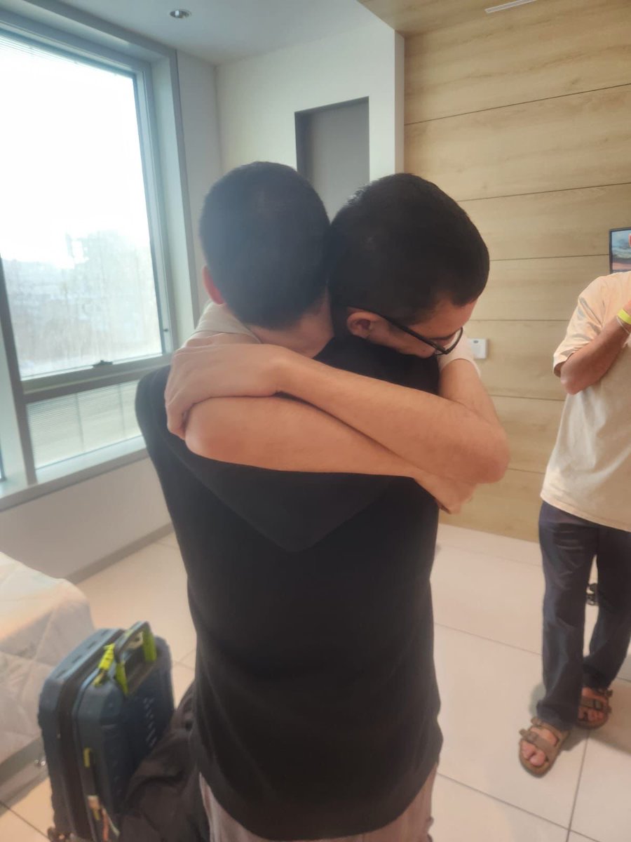 לאחר שהופרדו בשבי: חברי הילדות גיא גלבוע דלאל ואביתר דוד נפגשו בבית החולים - והתחבקו
<a href="/GLZRadio/">גלצ</a>