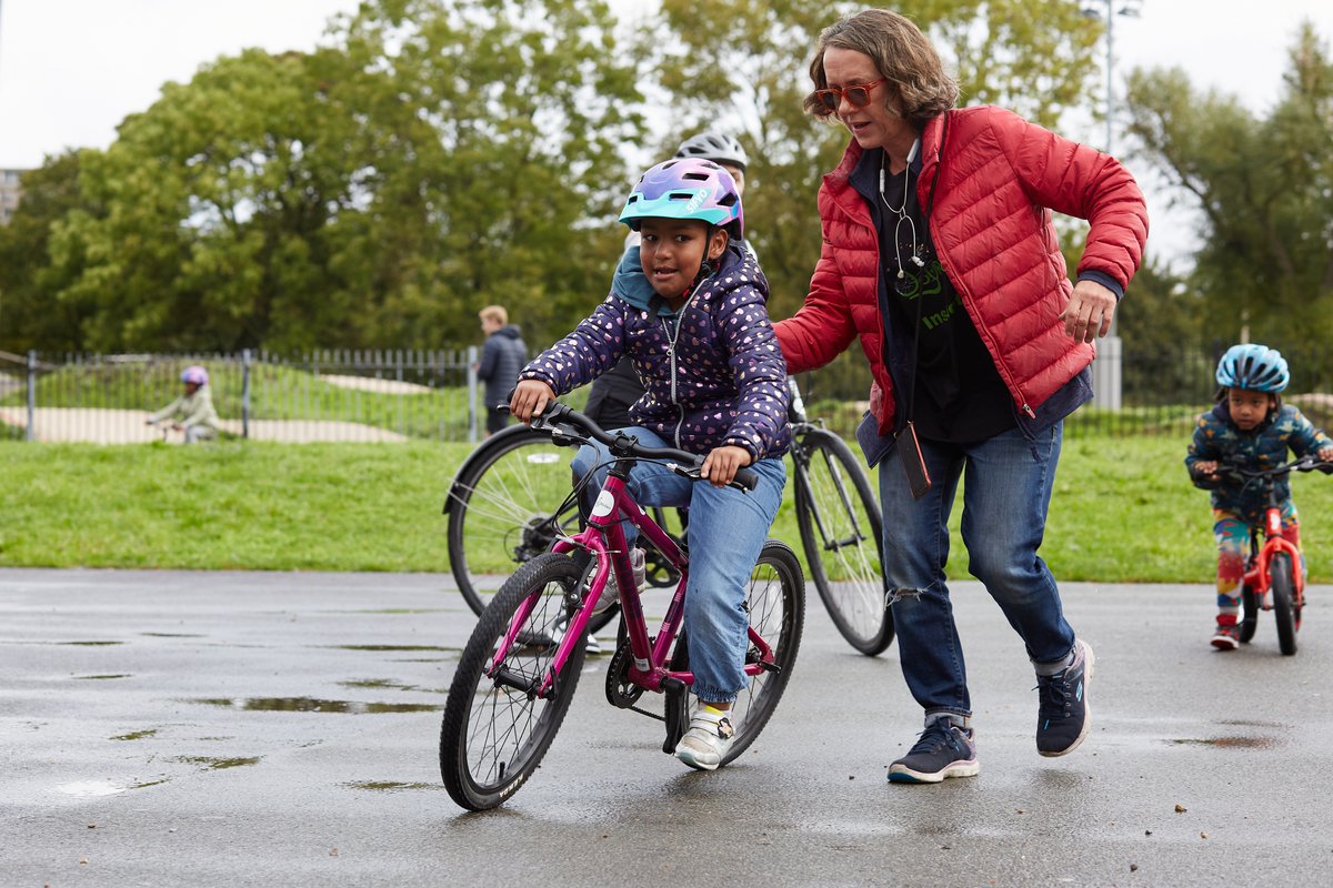 lb_southwark's tweet image. 🚲 This week it’s #CycleToSchoolWeek! 

✖️ 🚗 Why not leave the car at home and cycle with the family to and from school instead? 

We offer free family and kids cycle skills training for all ages and abilities, including sessions for women and girls at Burgess Park. 

It's part