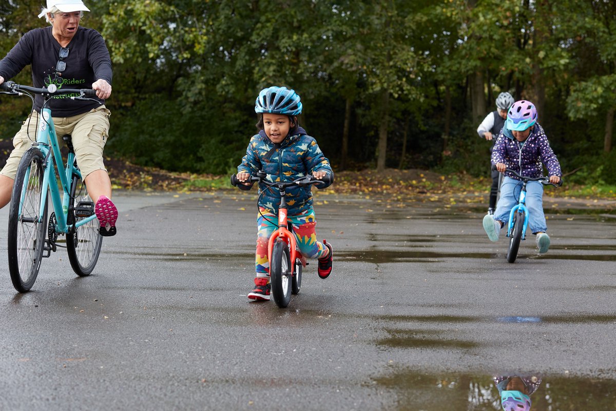 lb_southwark's tweet image. 🚲 This week it’s #CycleToSchoolWeek! 

✖️ 🚗 Why not leave the car at home and cycle with the family to and from school instead? 

We offer free family and kids cycle skills training for all ages and abilities, including sessions for women and girls at Burgess Park. 

It's part