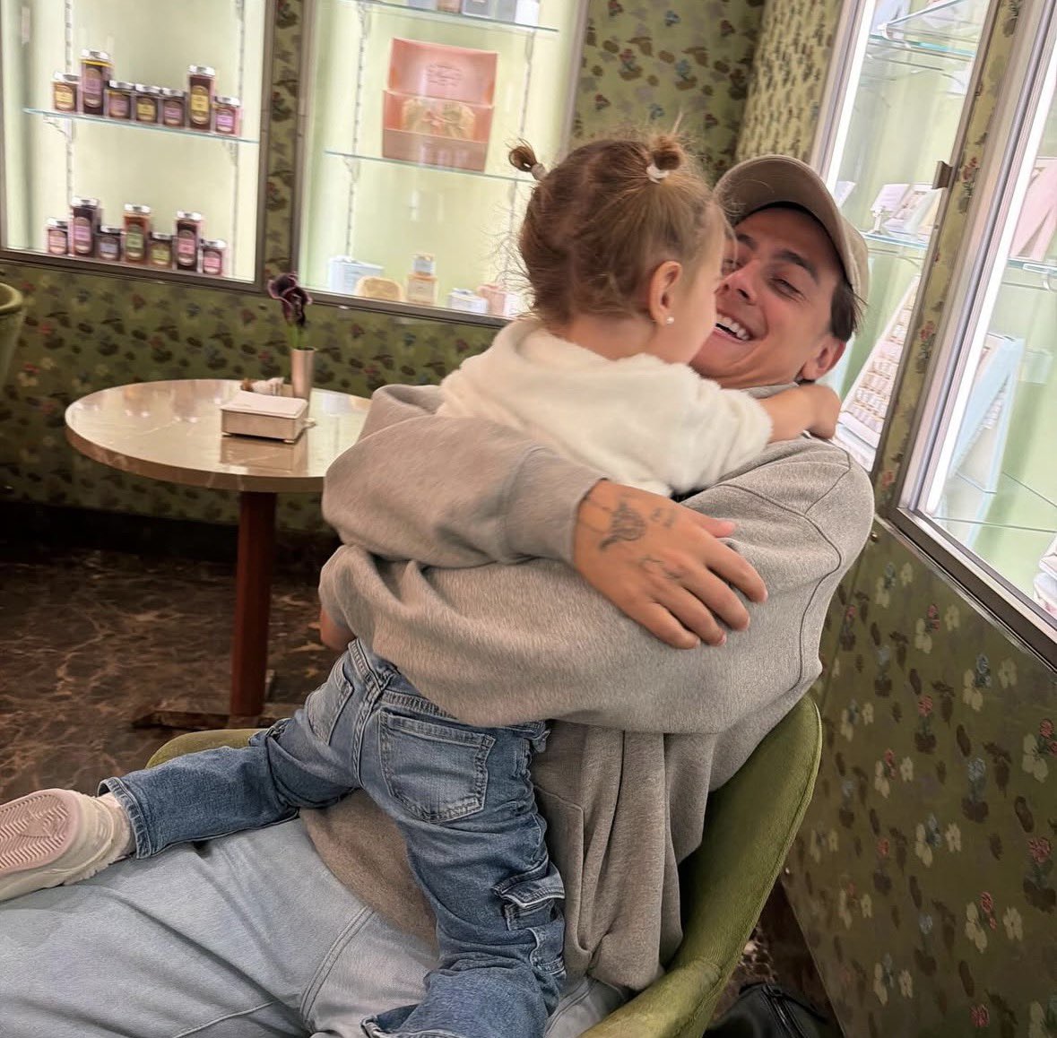 orianabrava's tweet photo. paulo es muy papá de una nena😭💗 https://t.co/Q1bMBoZZOI
