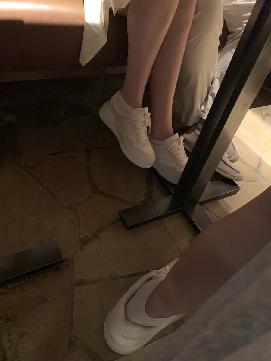 老婆和他坐在我的对面，单男先生把手放在老婆的脖子上，餐厅里很多人，他们才是情人一样的一对儿。聊些什么我也听不清楚有时候。老婆有时候给他看一些性感的照片，甚至有一张教练在她下面舔她的场景。他们还聊起上次和这位单男先生做爱的场景，老婆坐在他身上，他插入的速度很快很快。