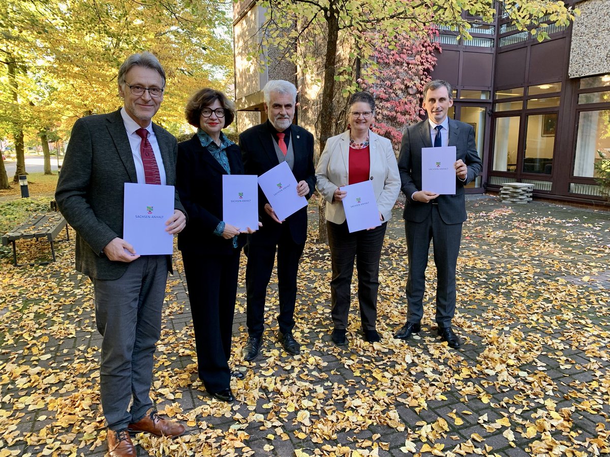MWU Sachsen-Anhalt (@mwu_lsa) on Twitter photo 1.200 Studienplätze, mehr Berufspraxis, mehr Flexibilität – am Montag haben Wissenschaftsminister <a href="/WillingmannA/">Armin Willingmann</a> und Bildungsminister Jan Riedel gemeinsam mit den lehrerbildenden Hochschulen Ziele für die Lehrerbildung in #SachsenAnhalt bis 2029 vereinbart. lsaurl.de/ebtJB1 1.200 Studienplätze, mehr Berufspraxis, mehr Flexibilität – am Montag haben Wissenschaftsminister <a href="/WillingmannA/">Armin Willingmann</a> und Bildungsminister Jan Riedel gemeinsam mit den lehrerbildenden Hochschulen Ziele für die Lehrerbildung in #SachsenAnhalt bis 2029 vereinbart. lsaurl.de/ebtJB1
