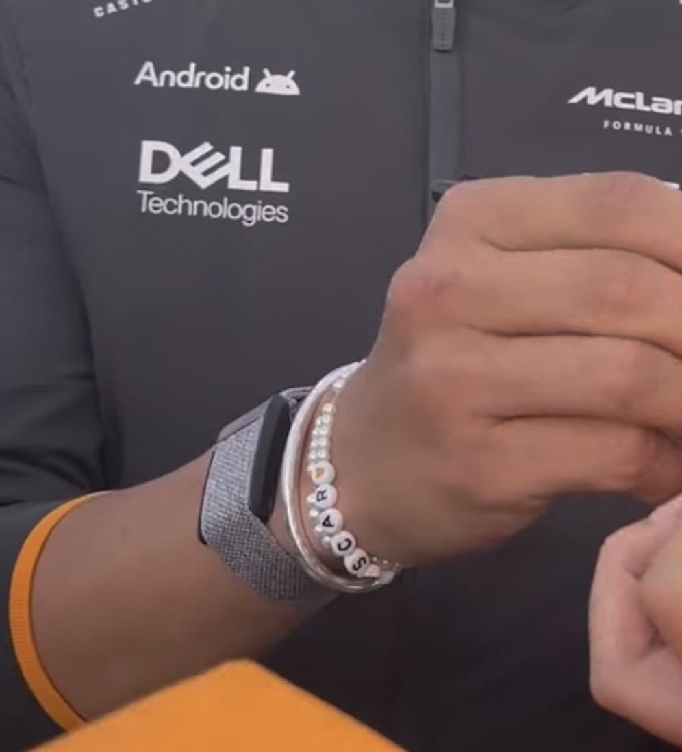 landorablee's tweet image. Back to when oscar wore a lando pin
And lando had an Oscar bracelet