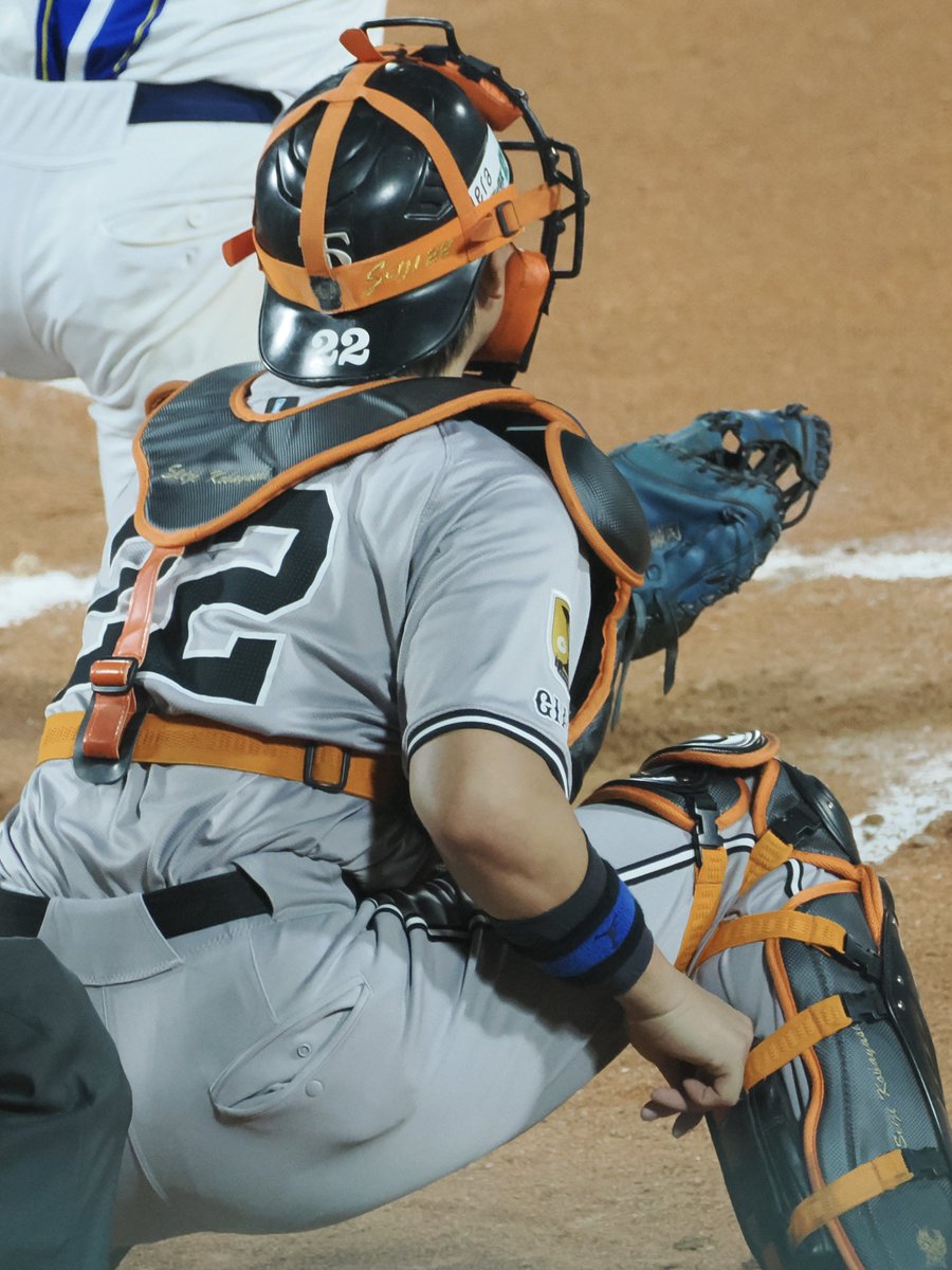 ﾋﾟﾀっと

2025-10-12 横浜スタジアム
#小林誠司
#ジャイアンツ #giants #巨人
