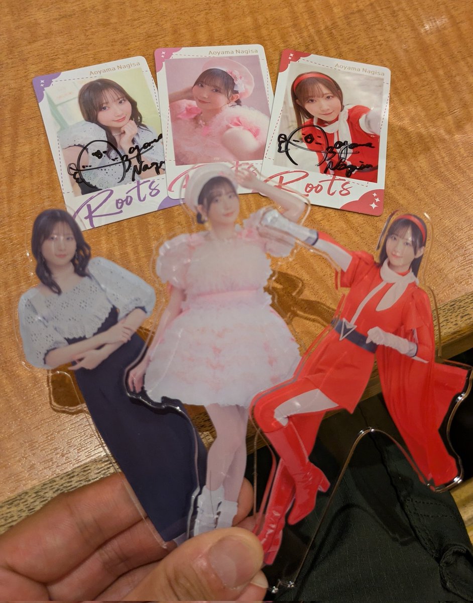 落ち着いてから開封したら、3種3枚ずつ買ったチェキ風カードの