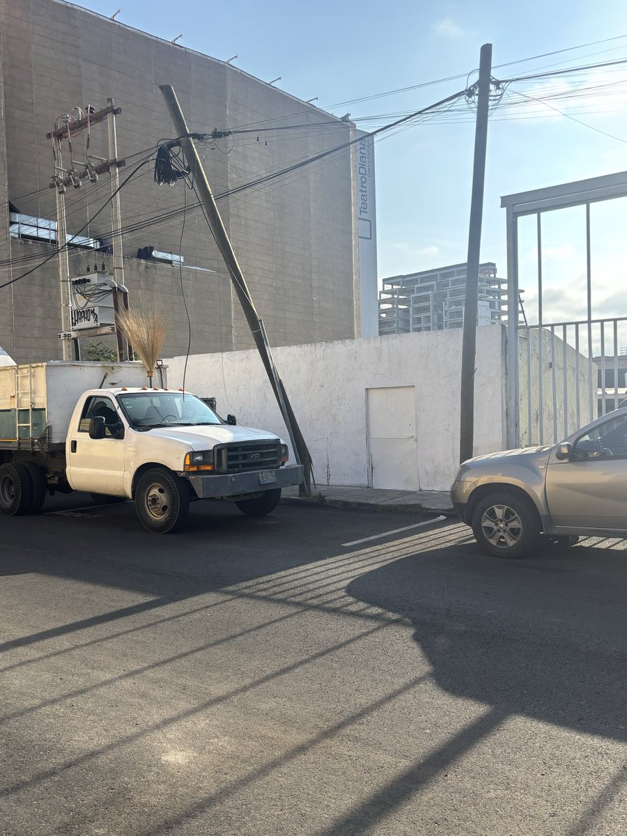 Mary_twitteer's tweet photo. Poste apunto de caer en la calle Manzano, atrás del teatro Diana @Trafico_ZMG https://t.co/LoplZ3r5KO