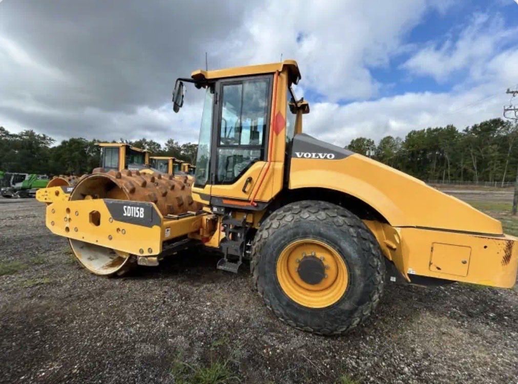 RhinoMachinery's tweet image. 2023 Volvo SD115B — 2,358 Hours

Strong, efficient, and ready for the job.

Call 979-242-5881 or visit rhinomachinery.com for details!

#RhinoMachinery #Compactor #MachineryTrader #VolvoEquipment #HeavyEquipmentForSale #VolvoSD115B