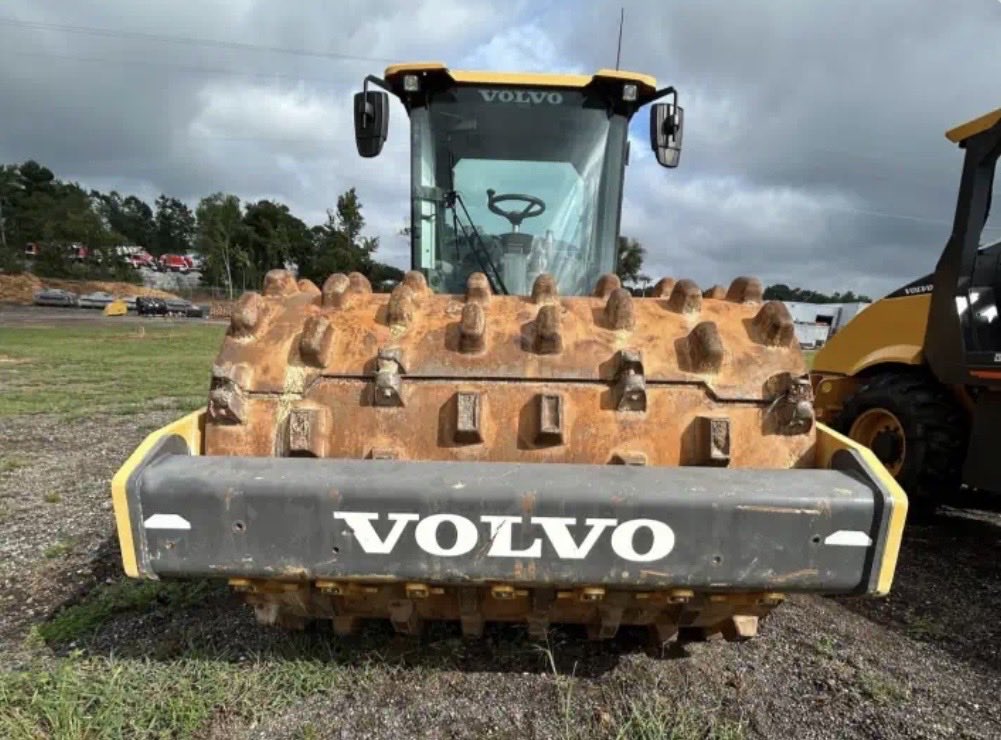 RhinoMachinery's tweet image. 2023 Volvo SD115B — 2,358 Hours

Strong, efficient, and ready for the job.

Call 979-242-5881 or visit rhinomachinery.com for details!

#RhinoMachinery #Compactor #MachineryTrader #VolvoEquipment #HeavyEquipmentForSale #VolvoSD115B