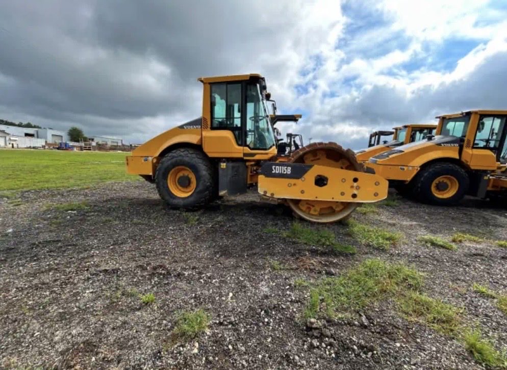 RhinoMachinery's tweet image. 2023 Volvo SD115B — 2,358 Hours

Strong, efficient, and ready for the job.

Call 979-242-5881 or visit rhinomachinery.com for details!

#RhinoMachinery #Compactor #MachineryTrader #VolvoEquipment #HeavyEquipmentForSale #VolvoSD115B